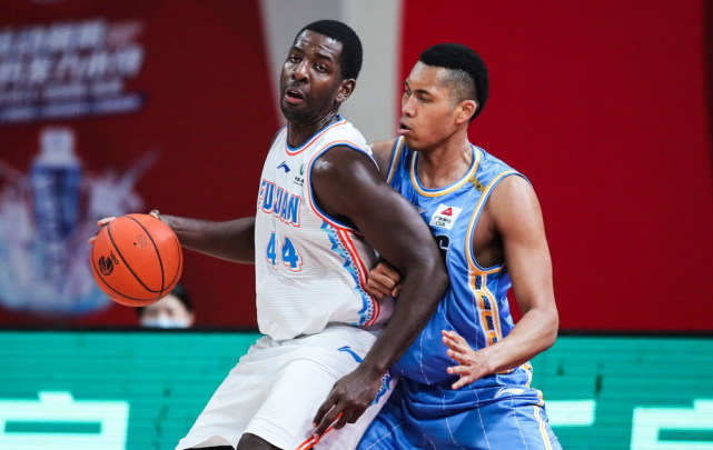 福建队横扫四川队,米切尔高光表现 福建队横扫四川队,米切尔高光表现