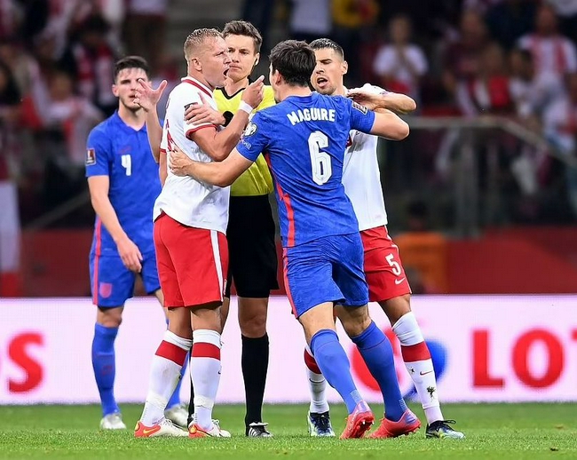 波兰队险胜英格兰队，奥恰洛夫扛起全队