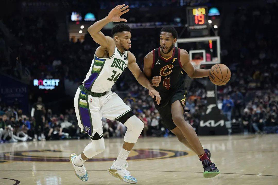 开云体育中国-雄鹿碾压深圳队，库里高光表现