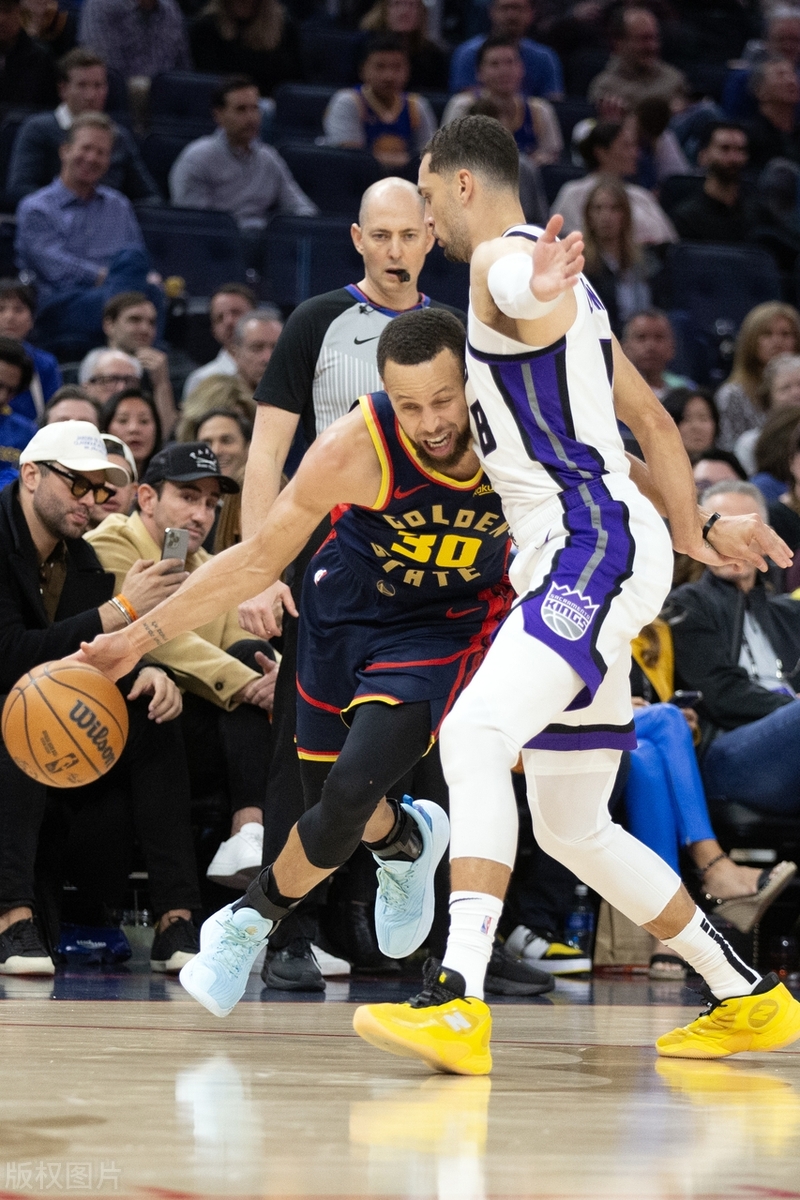 雄鹿碾压深圳队，库里高光表现