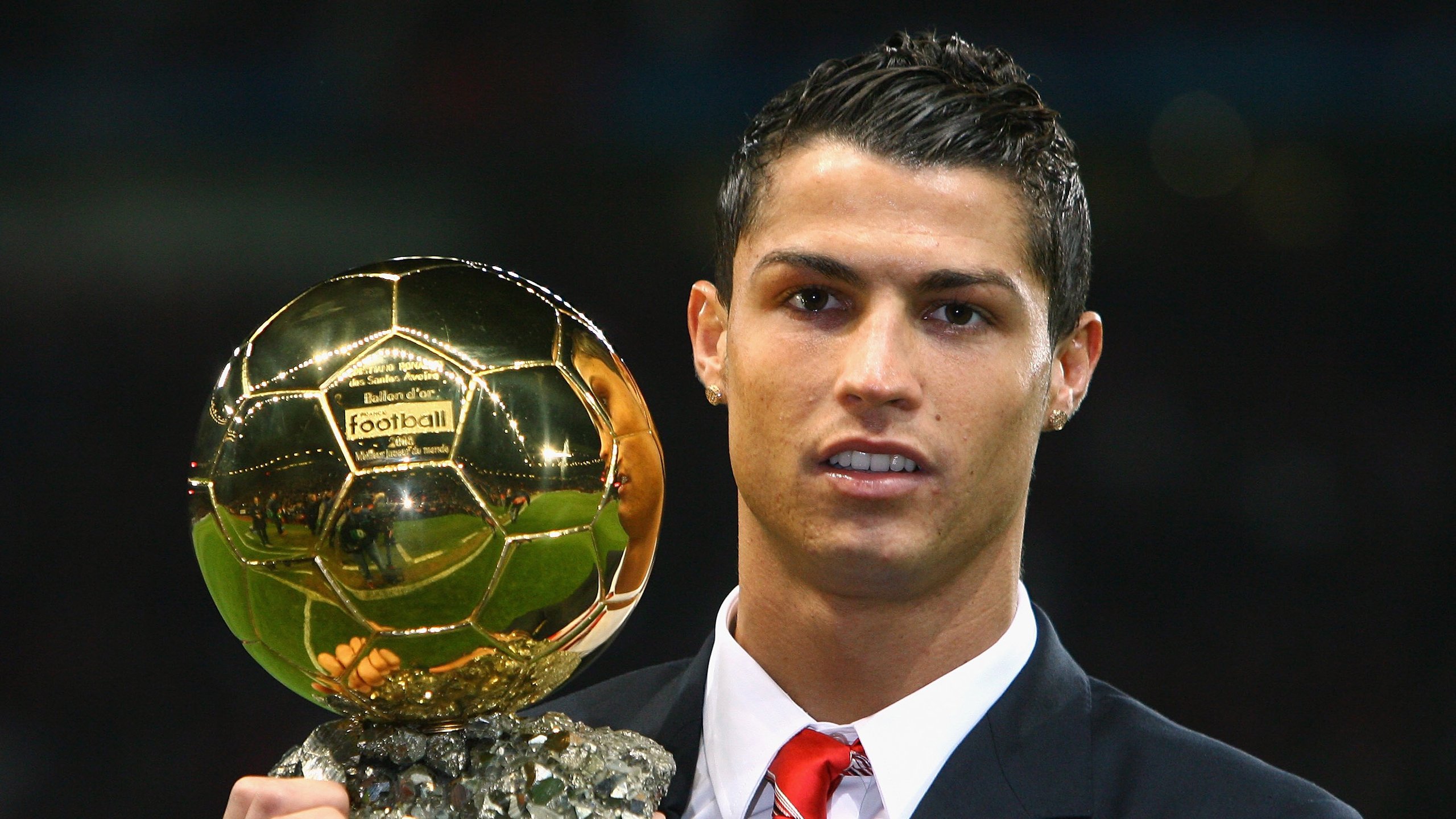 时空裂缝中的一场球，当智利红对阵曼联红，维尼修斯让防线成为抽象画